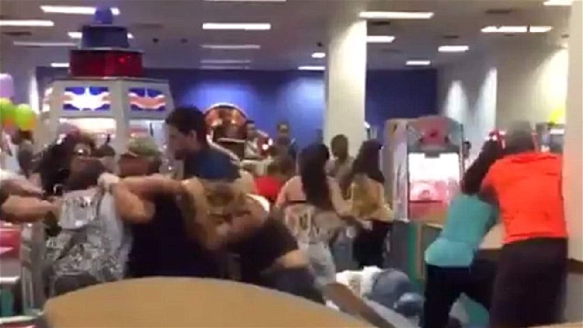 بالفيديو: تضارب بين أمهات وأباء... في عيد ميلاد طفل!