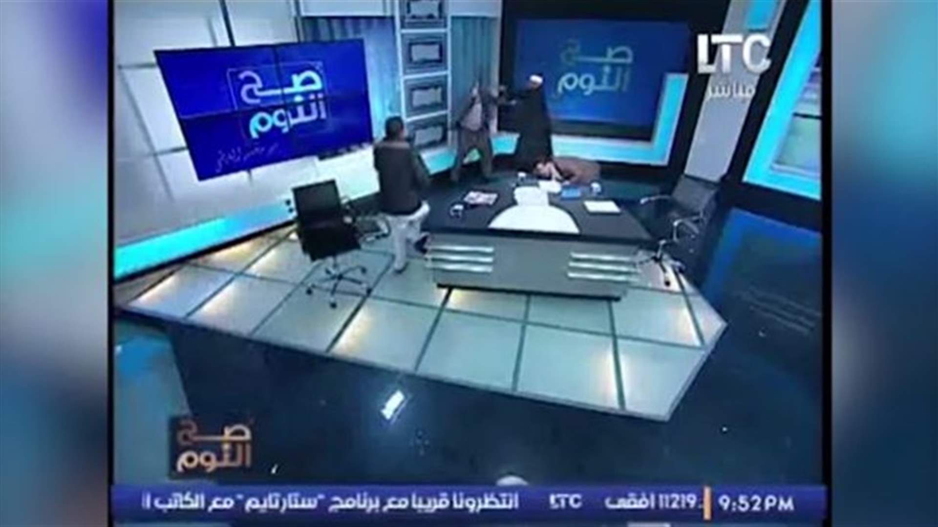 بالفيديو: مقابلة تلفزيونيّة تتحوّل إلى ساحة حرب بين محامٍ ورجل دين