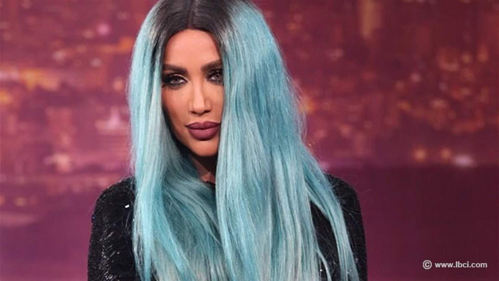 بالصور: مايا دياب أشعلت مسرح لهون وبس بثلاث إطلالاتٍ في قمّة الجاذبية