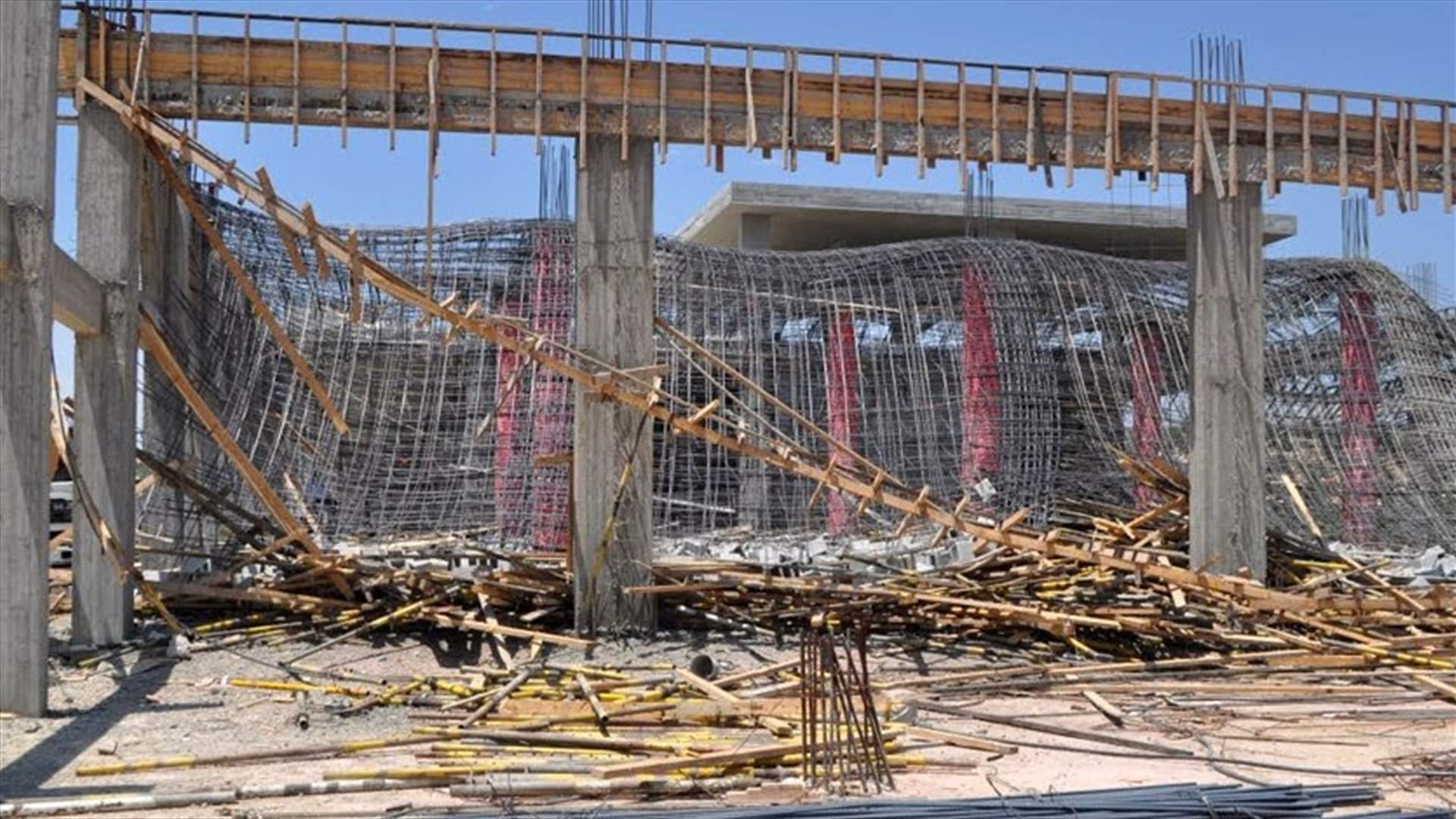 انهيار سقف قيد الانشاء في رشعين...