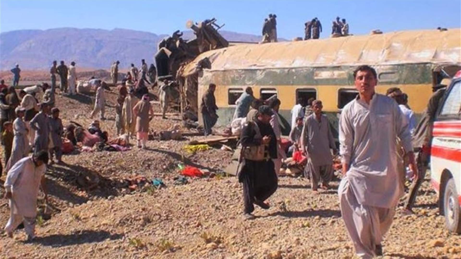 مقتل أكثر من 4 في انفجار قنبلتين بقطار في باكستان