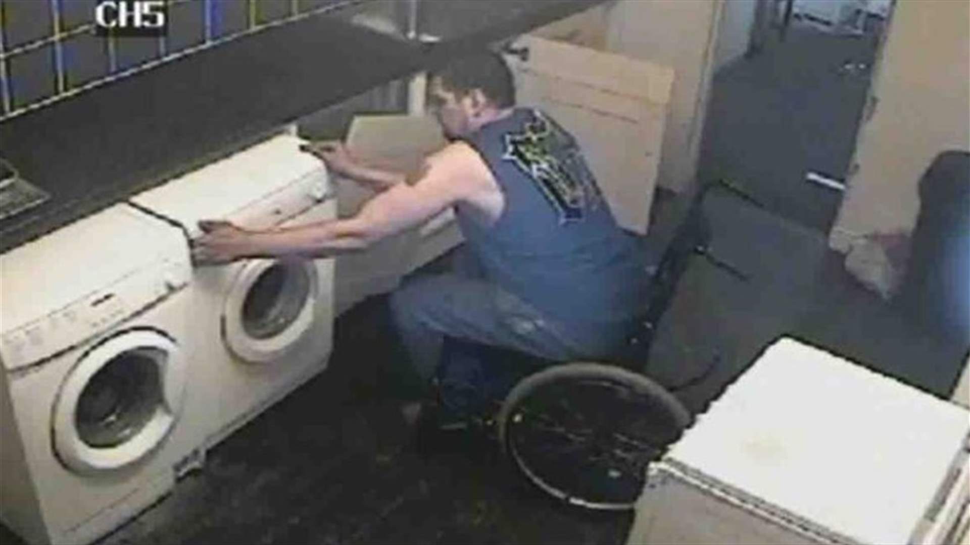 بالفيديو: أقدم على سرقة منزل... وهو مبتور القدم!