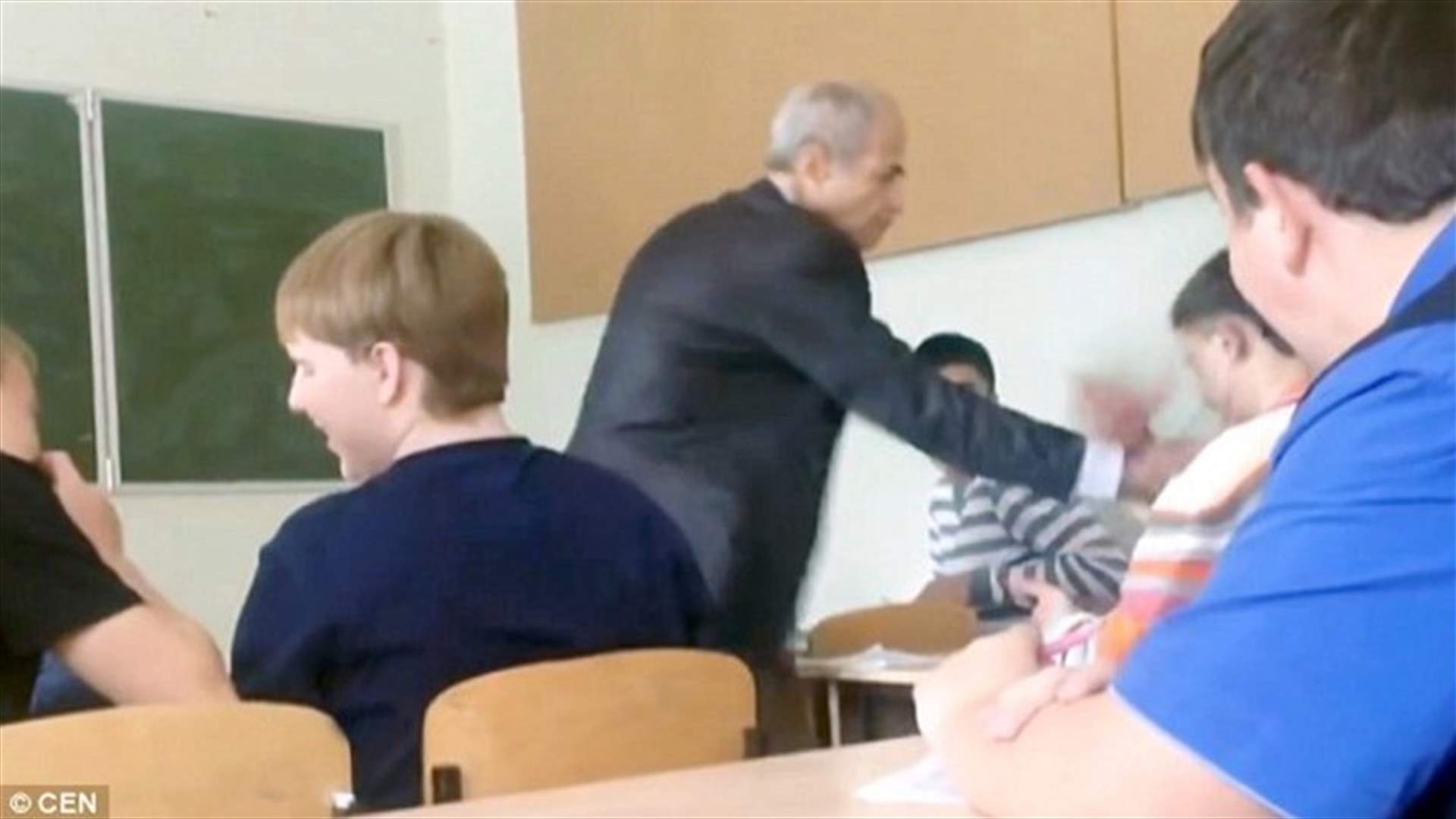 بالفيديو: تلميذ يعتدي على معلمه بالضرب... فكيف تصرّف الطلاب؟