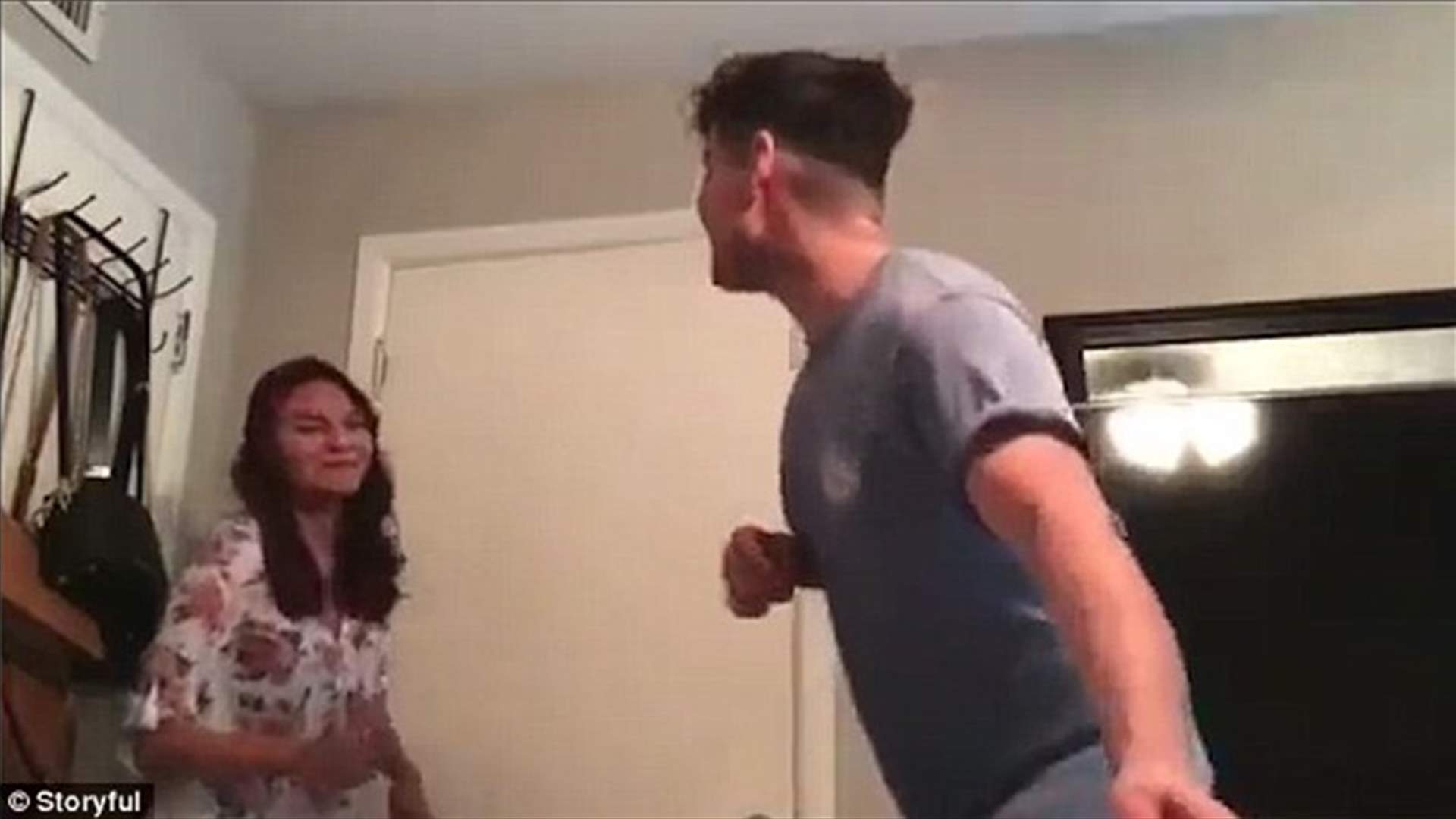 فيديو يخطف الأنفاس... ردّة فعل رجل عندما علم أنه سيصبح أباً