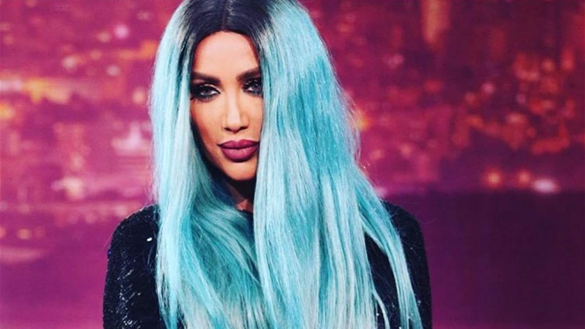 بالصور: بعد الشعر الأخضر.. مايا دياب تتحوّل إلى "باربي" على البحر