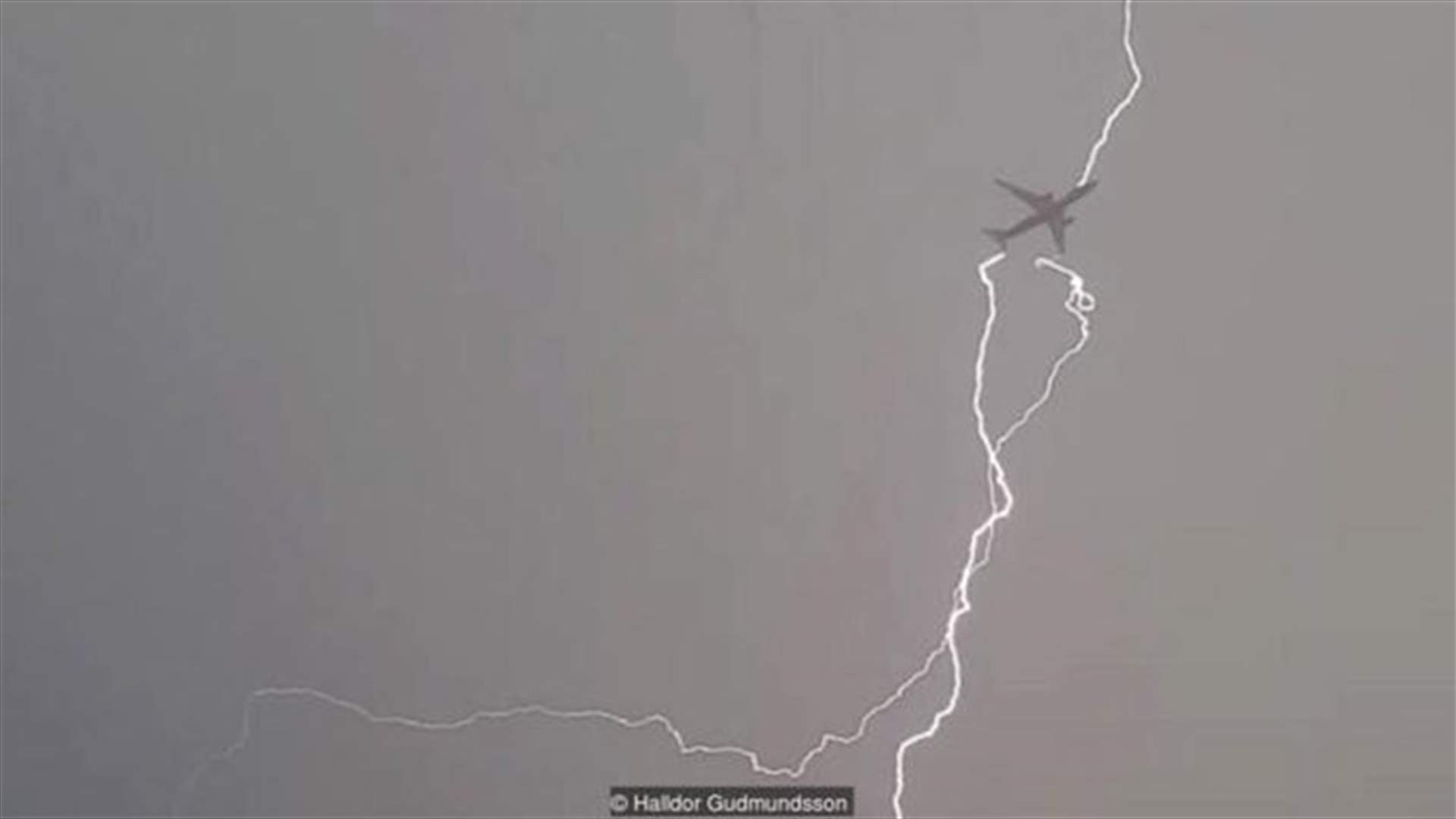 كيف ينجو ركاب الطائرات من صواعق البرق؟