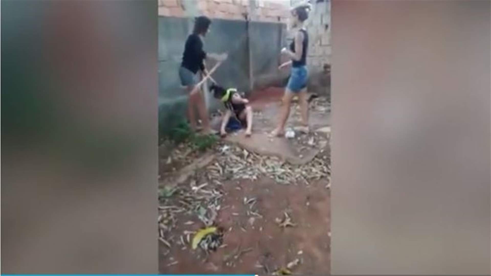 بالفيديو: 4 مراهقات اعتدين على شابّة... والسبب الغيرة!