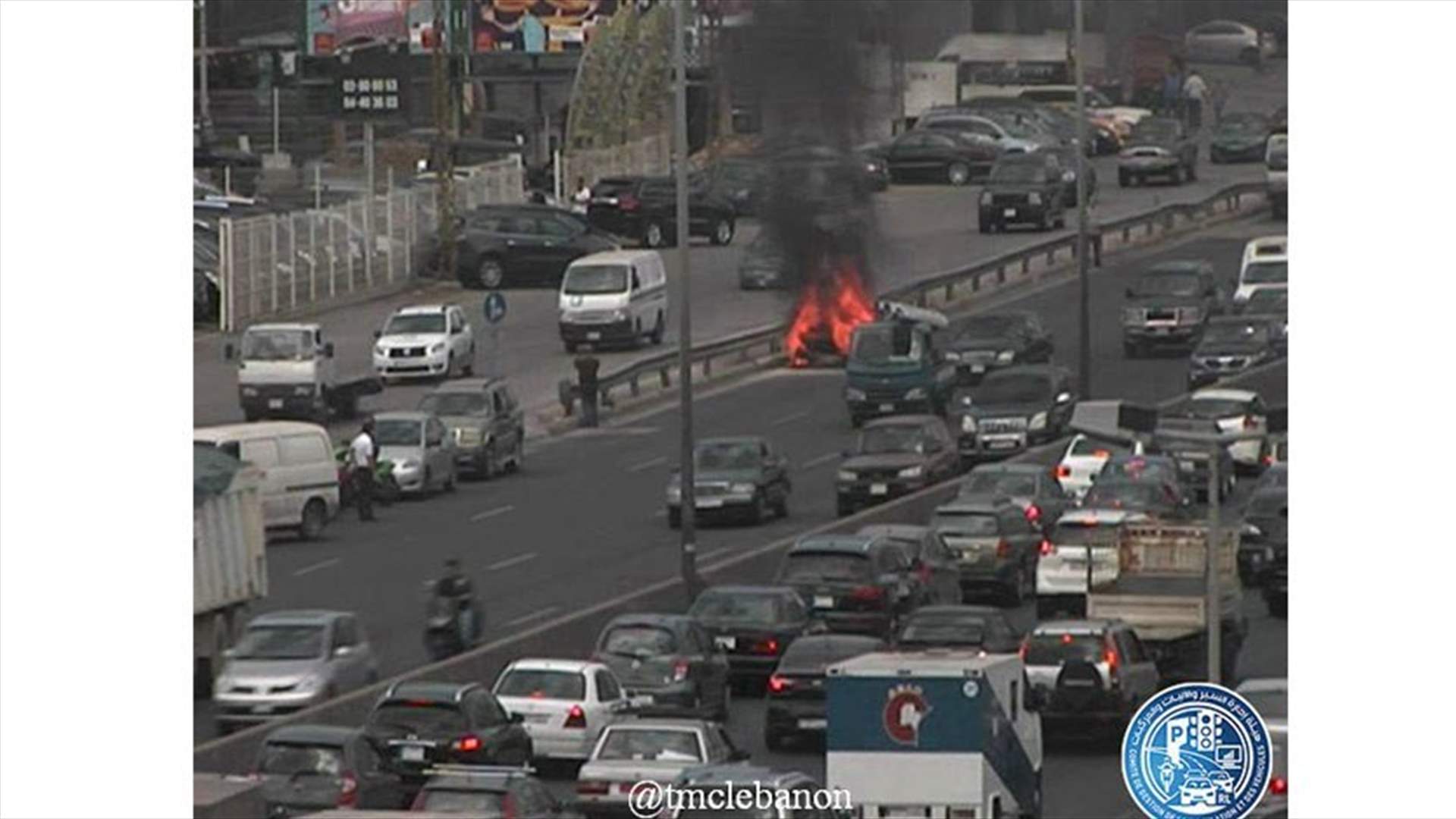 [PHOTO] Car catches fire on Dbayeh highway 