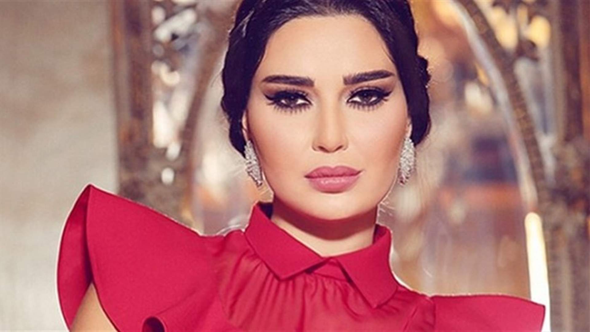 بالفيديو: سيرين عبدالنور تلفت الأنظار في سيارة "صغيرة"