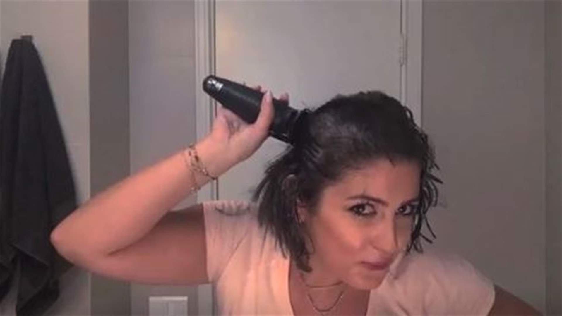 بالفيديو: شابة لبنانية تحلق شعرها... من أجل والدتها وجميع النساء!
