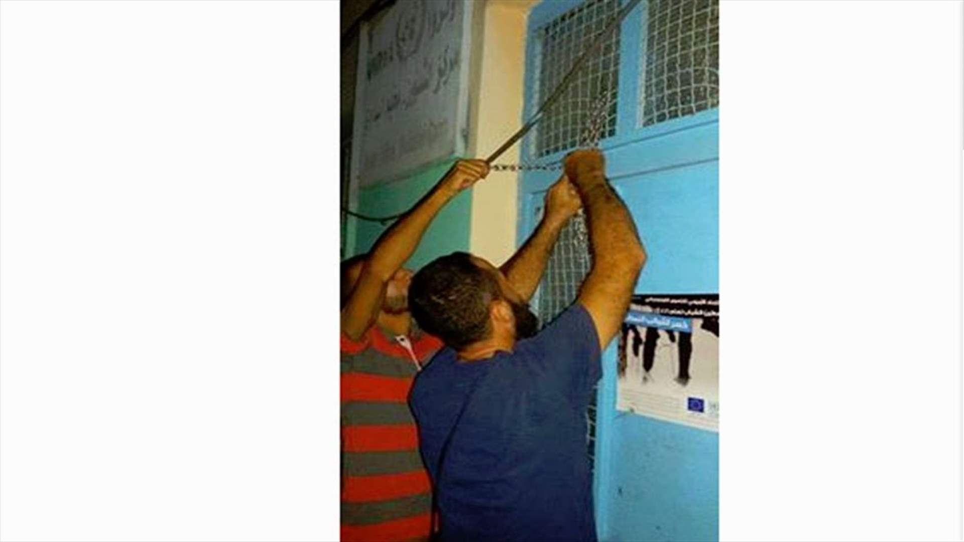 محتجون اغلقوا مكتب الأونروا في مخيم البداوي