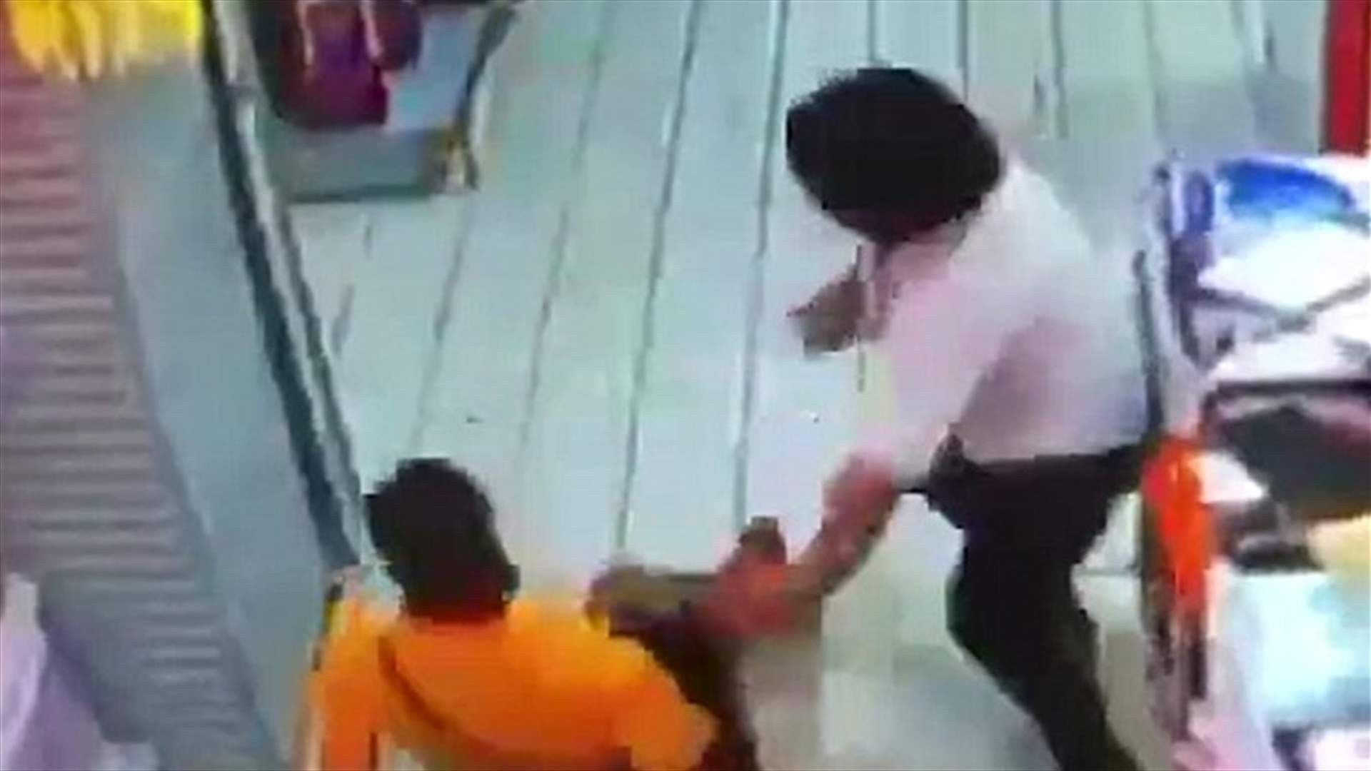 بالفيديو: صيني تسبّب بمقتل طفله بطريقةٍ غريبة جداً