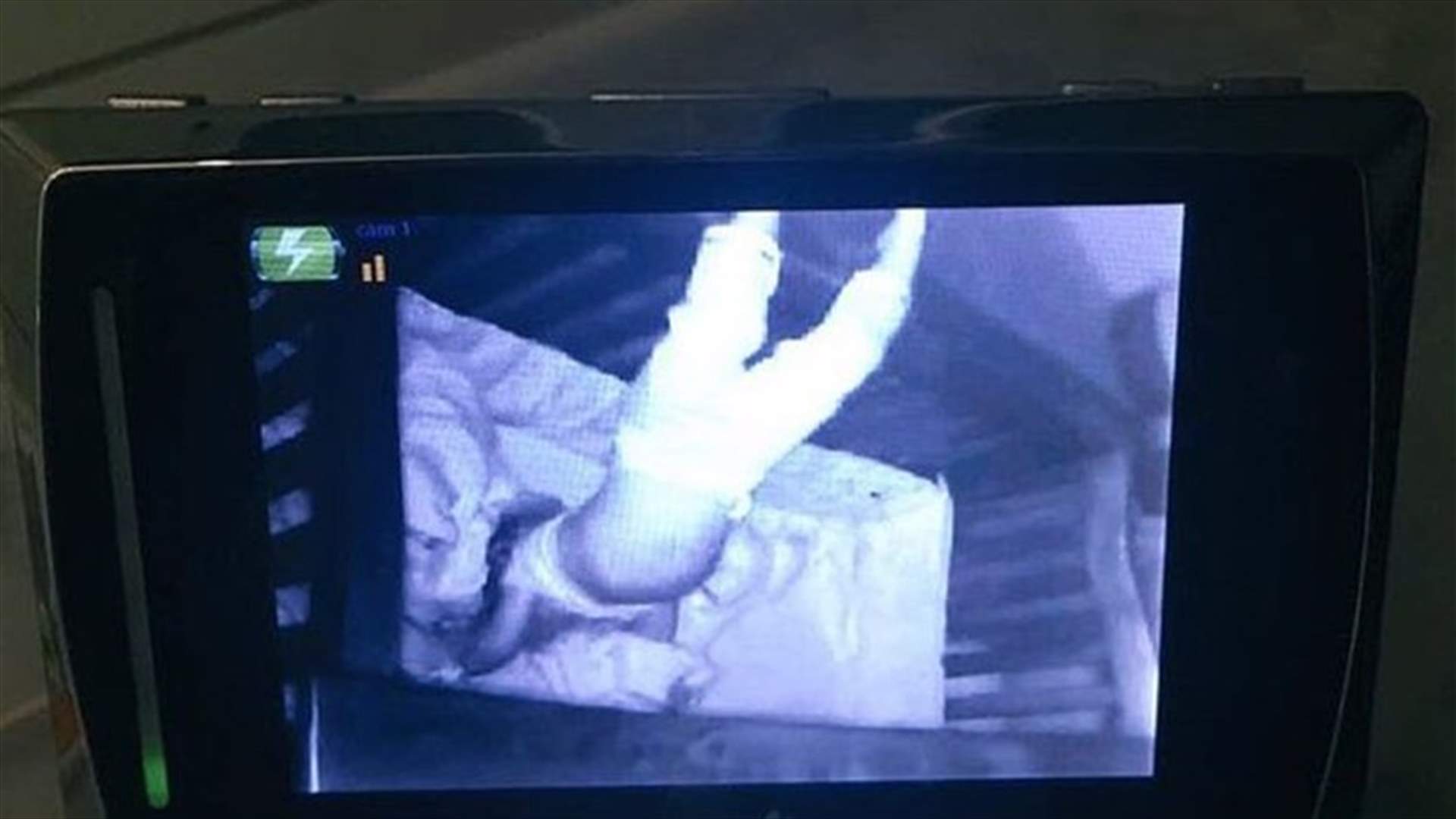 بالصورة: طفلة نائمة على رأسها تُثير رعب الحاضنة