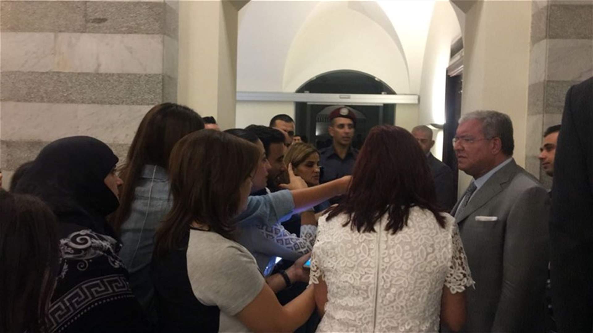 صحافيو السراي وحكومة الصبر الطويل 