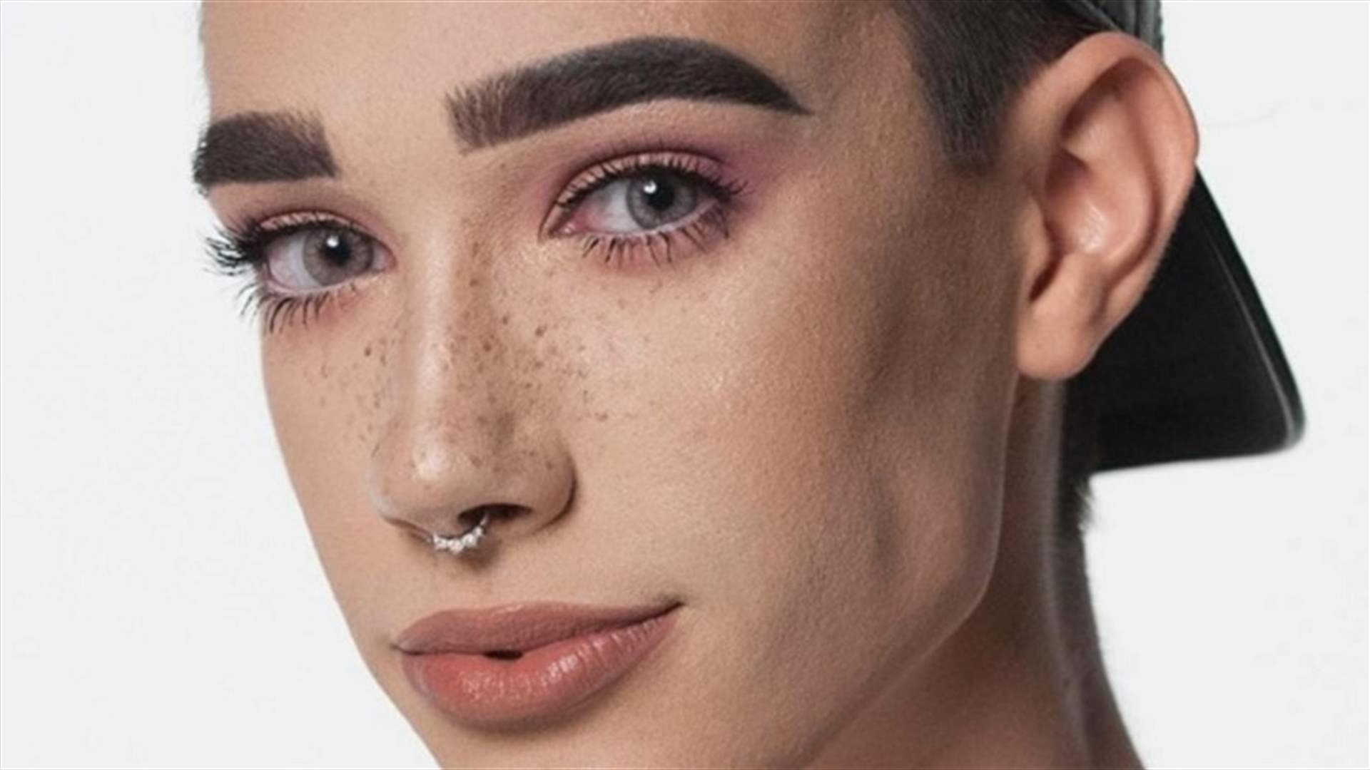للمرّة الأولى... شاب على غلاف مجلّة CoverGirl النسائيّة