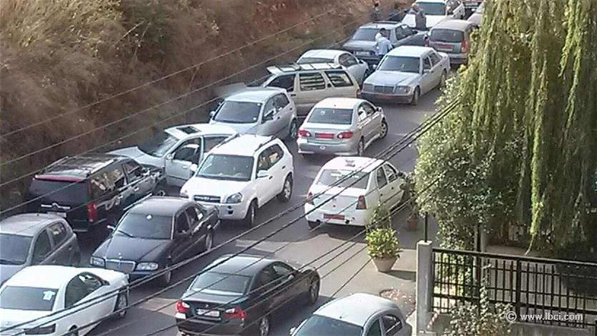 بالصور: في المطيلب قنبلةٌ موقوتة... إحذروها