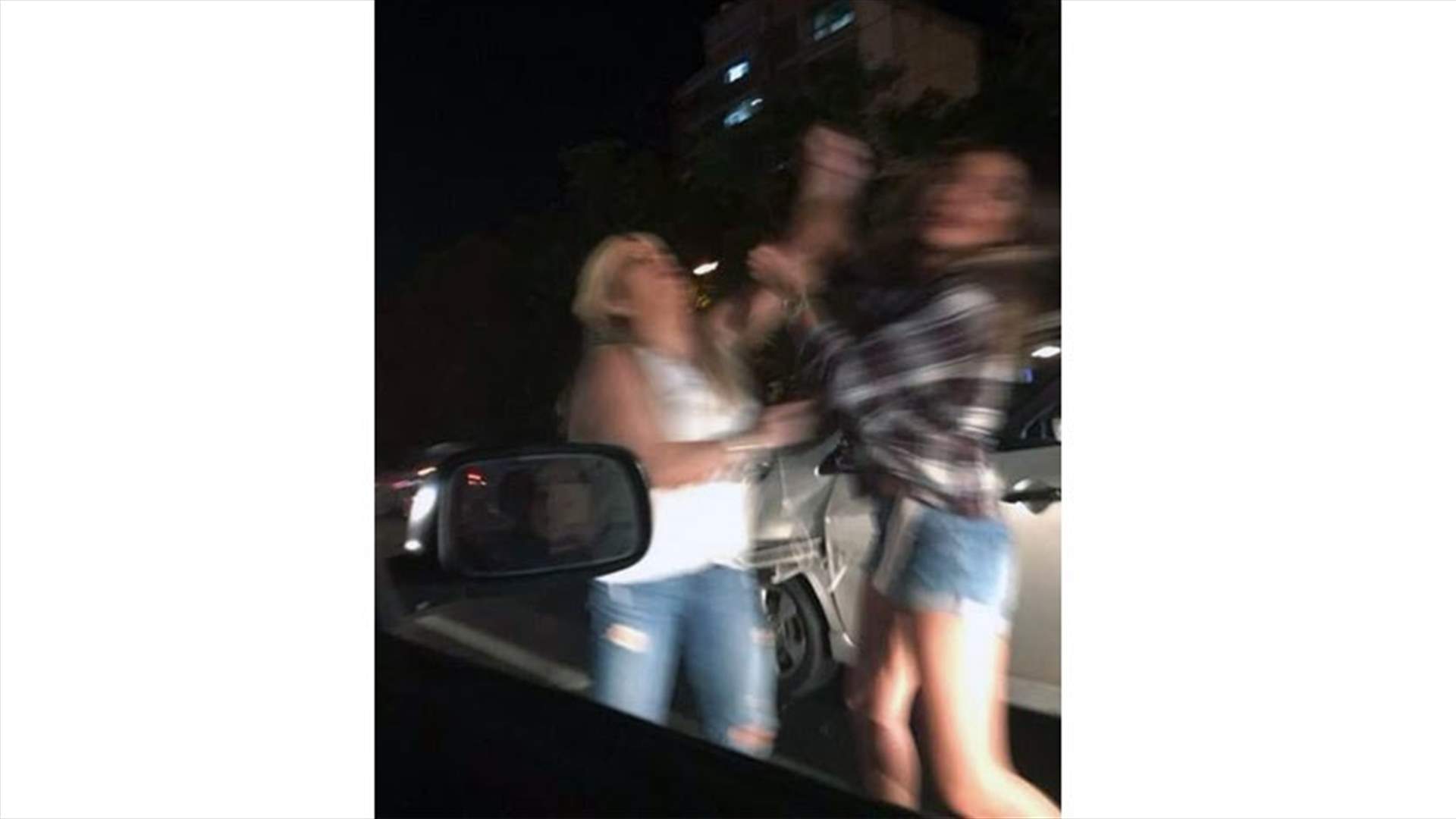 عراك عنيف بين امرأتين ...على طريق جونية 