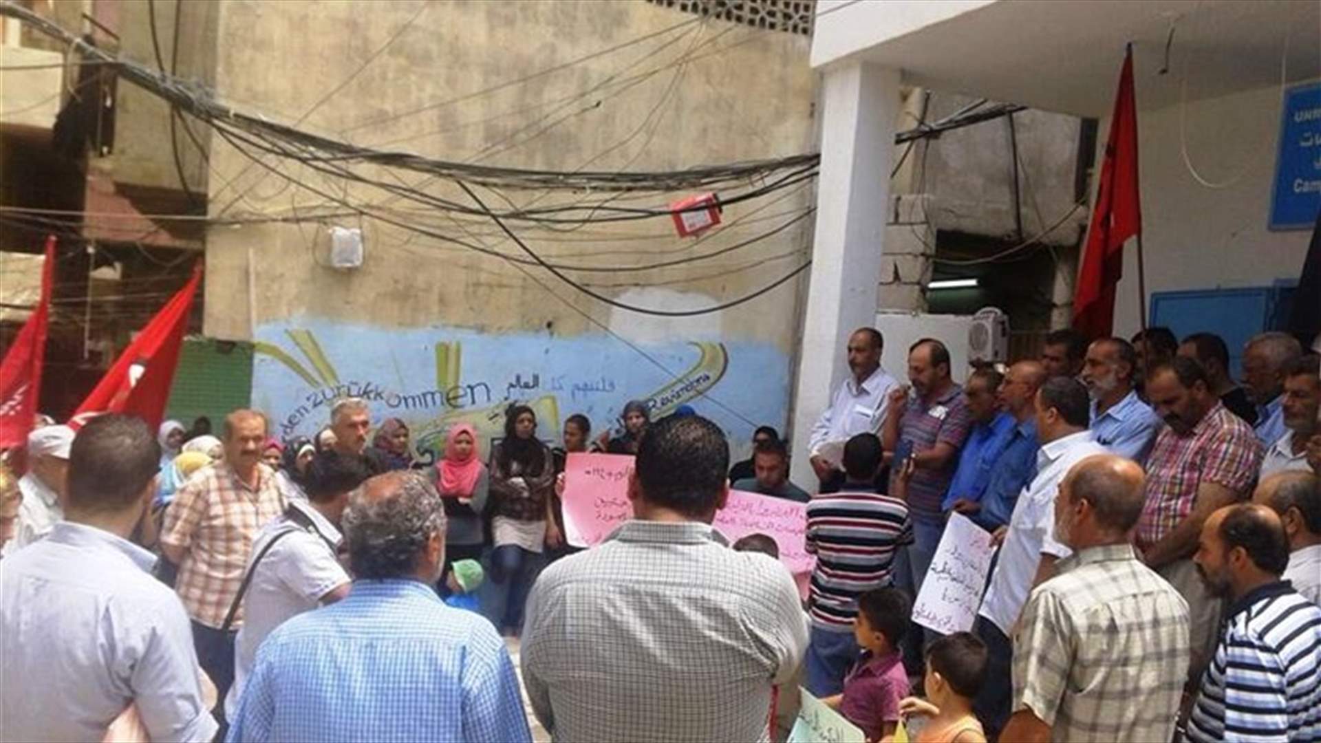 محتجون اقفلوا مكتبي الأونروا في البداوي 