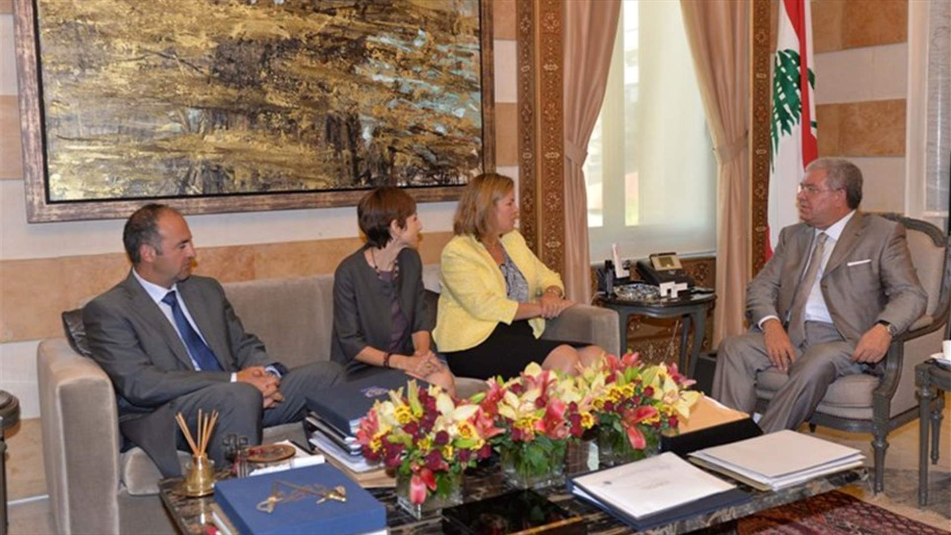 المشنوق: لا دخول لنازحين جدد الى لبنان