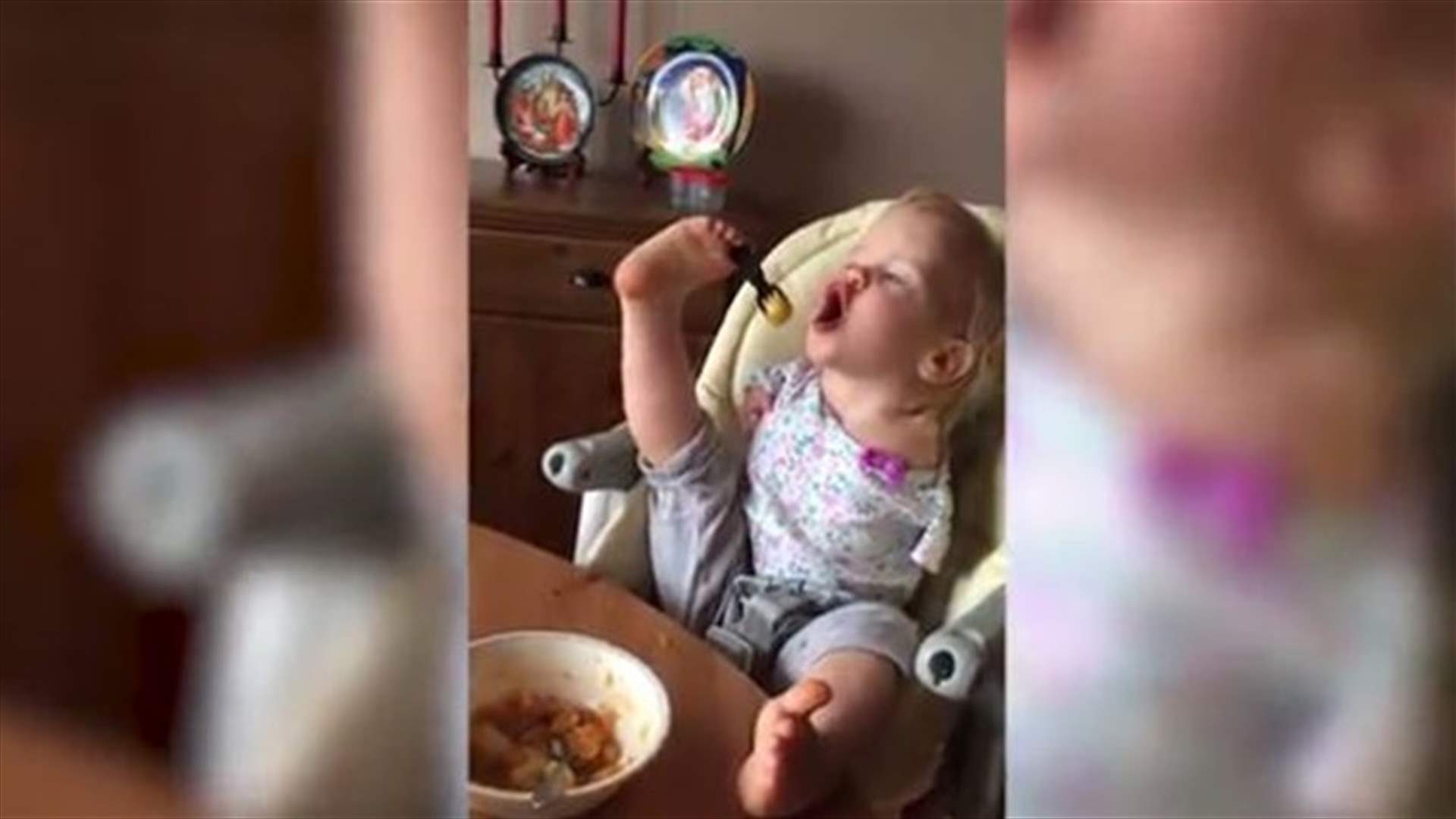 بالفيديو: طفلة من دون يدين... تتناول الطعام بمفردها