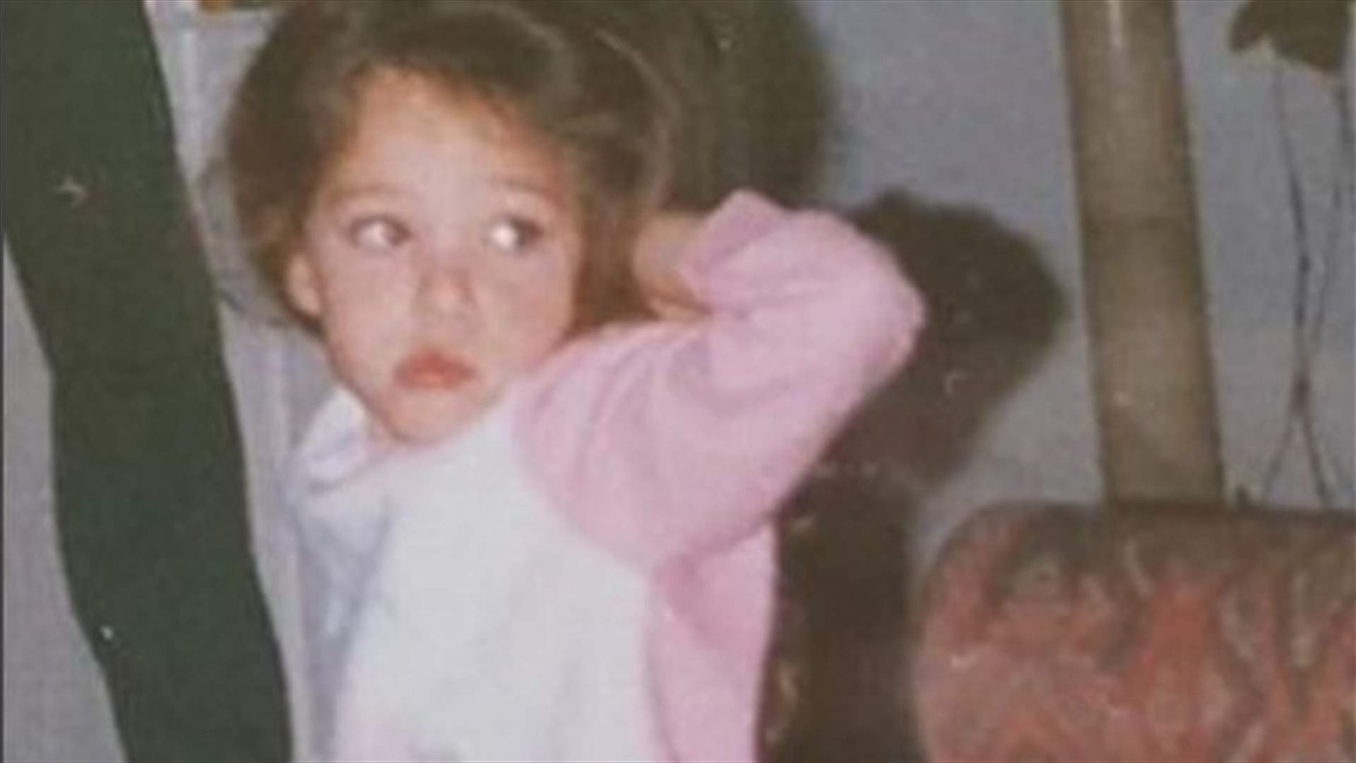 بالصورة: هذه الطفلة أصبحت نجمة لبنانية ساحرة الجمال.. خمّنوا من هي؟
