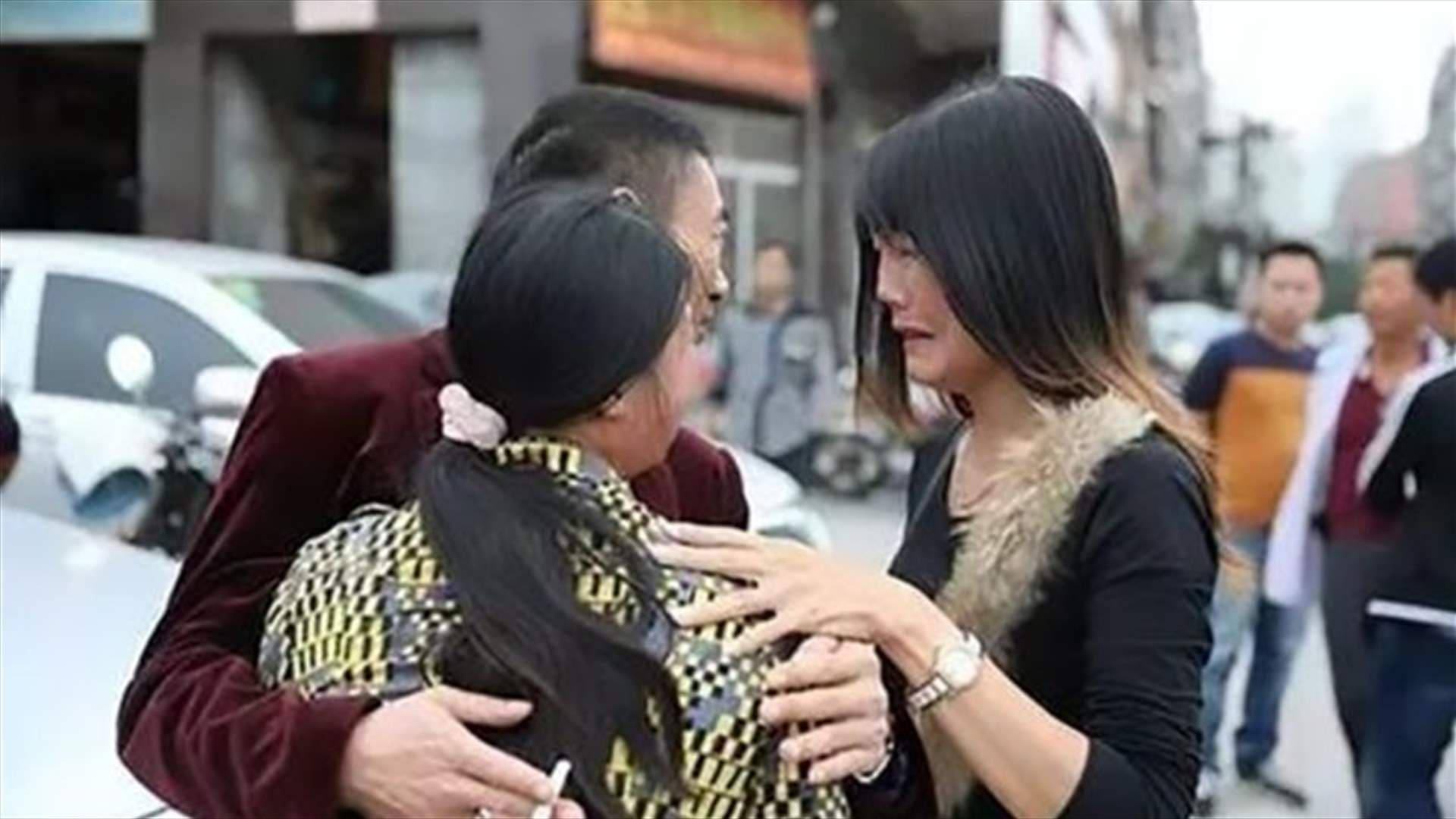 بعد 17 عاماً على اختطافها... هكذا اجتمعت بعائلتها من جديد