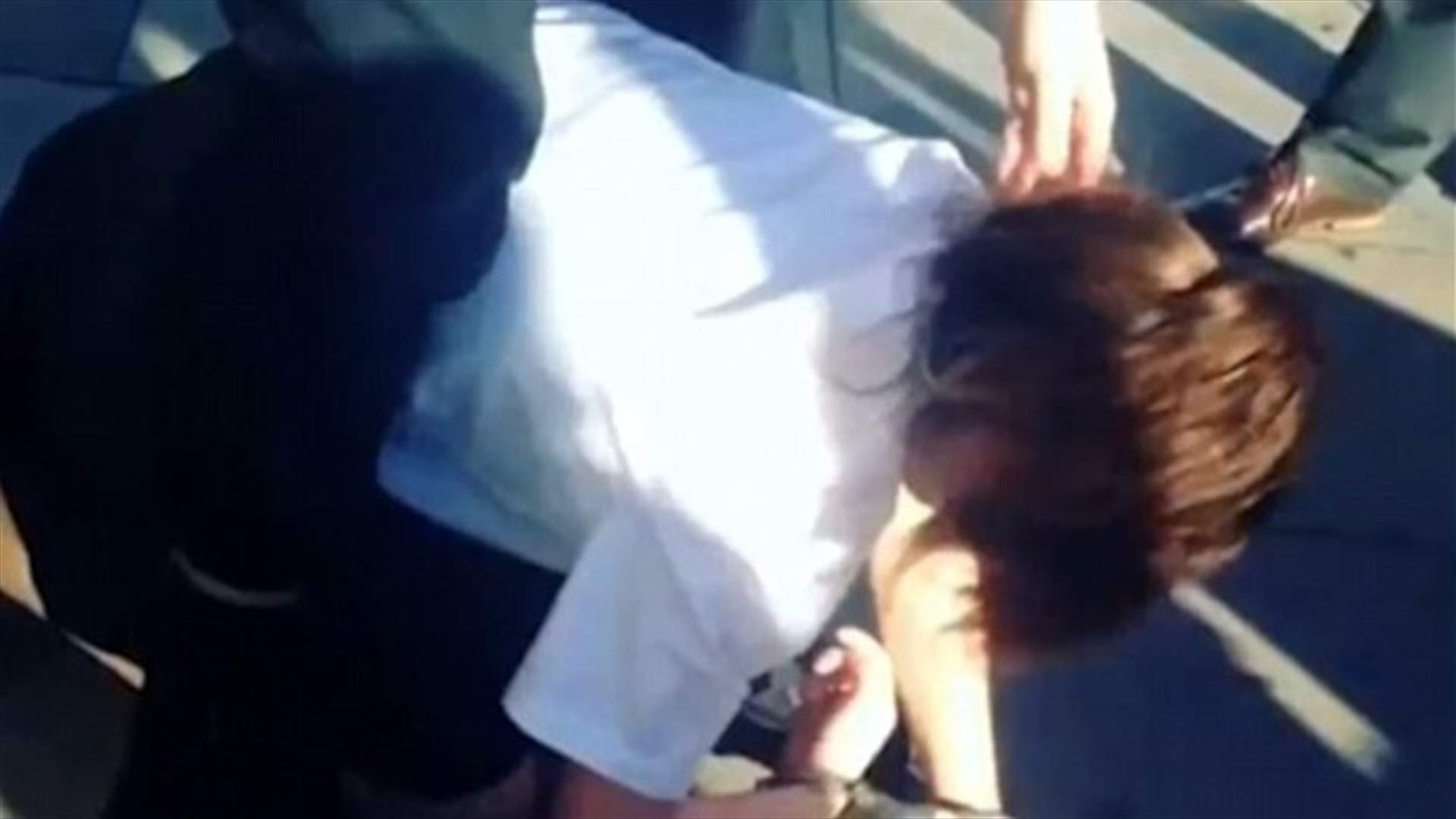 بالفيديو: قاصر تتعرّض للعنف من قبل الشرطة... فما هو السبب؟