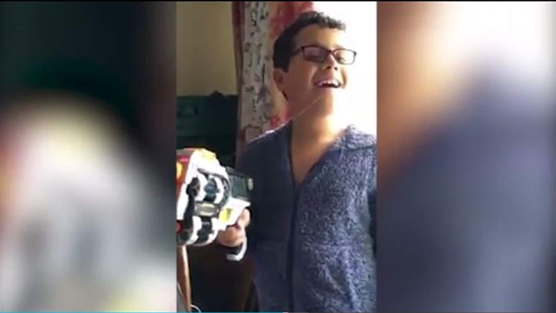بالفيديو: صبي يقلع سنه... بالمسدّس!