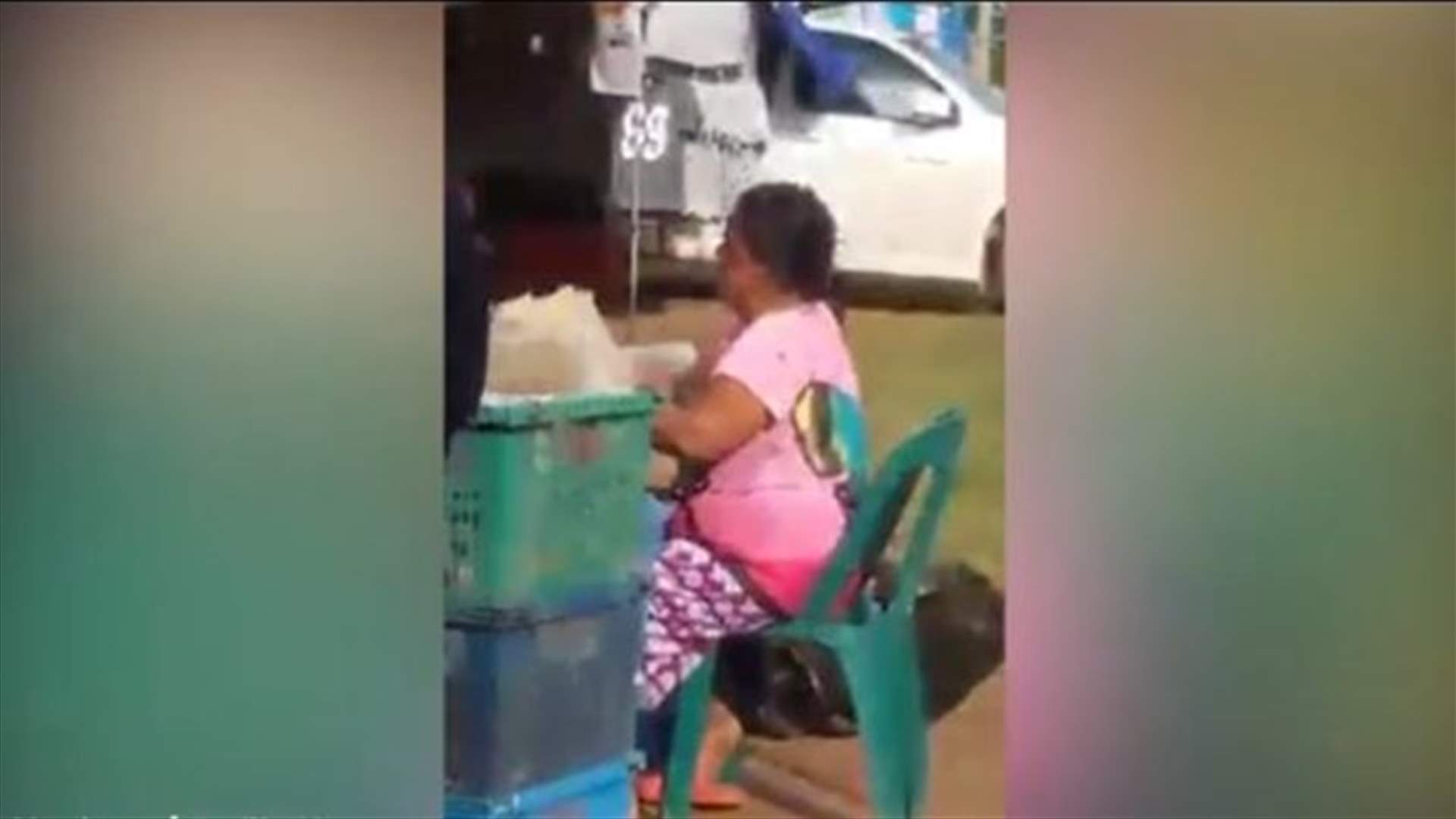 بالفيديو: سيدة تعرّضت لهجوم عنيف من سرب نحل... صدمت الجميع بردّة فعلها! 