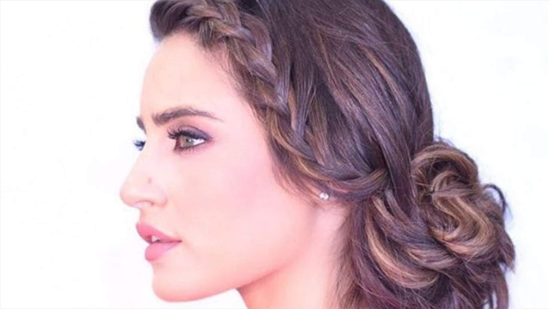 بالصورة: زوج إيميه الصياح يقبّلها فوق الجبال