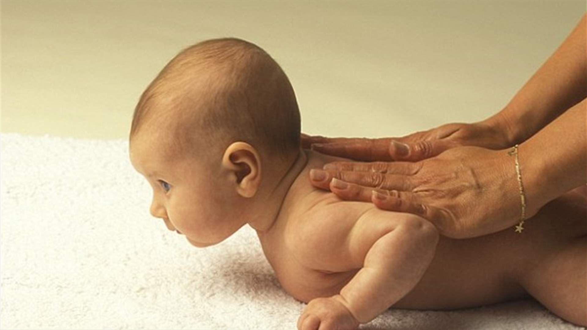 دراسة تحذّر من مخاطر استخدام الزيوت لتدليك الرضّع