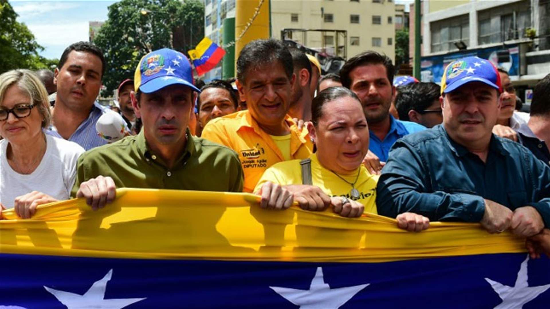 فنزويلا تعلق جمع التواقيع لاقالة الرئيس