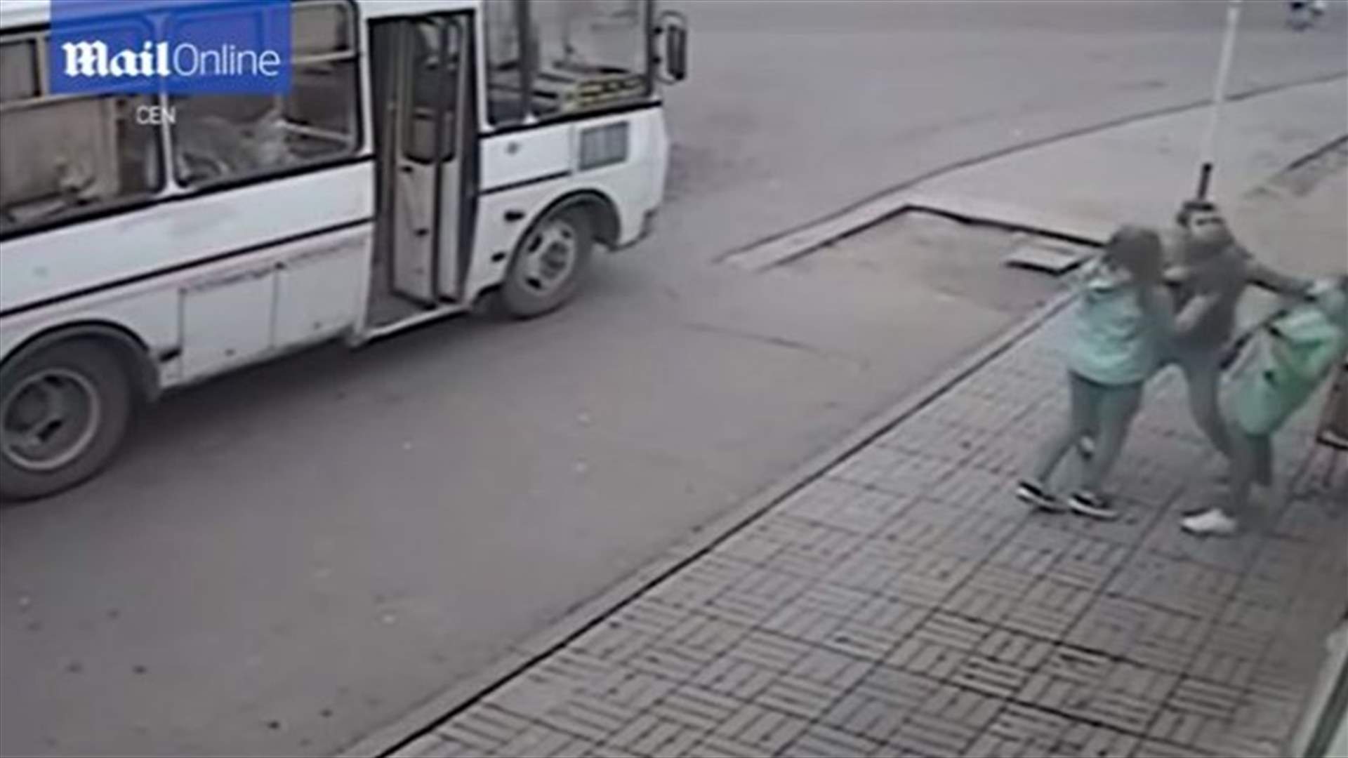 بالفيديو: فتاة تُضرب بوحشية في الشارع... اليكم التفاصيل