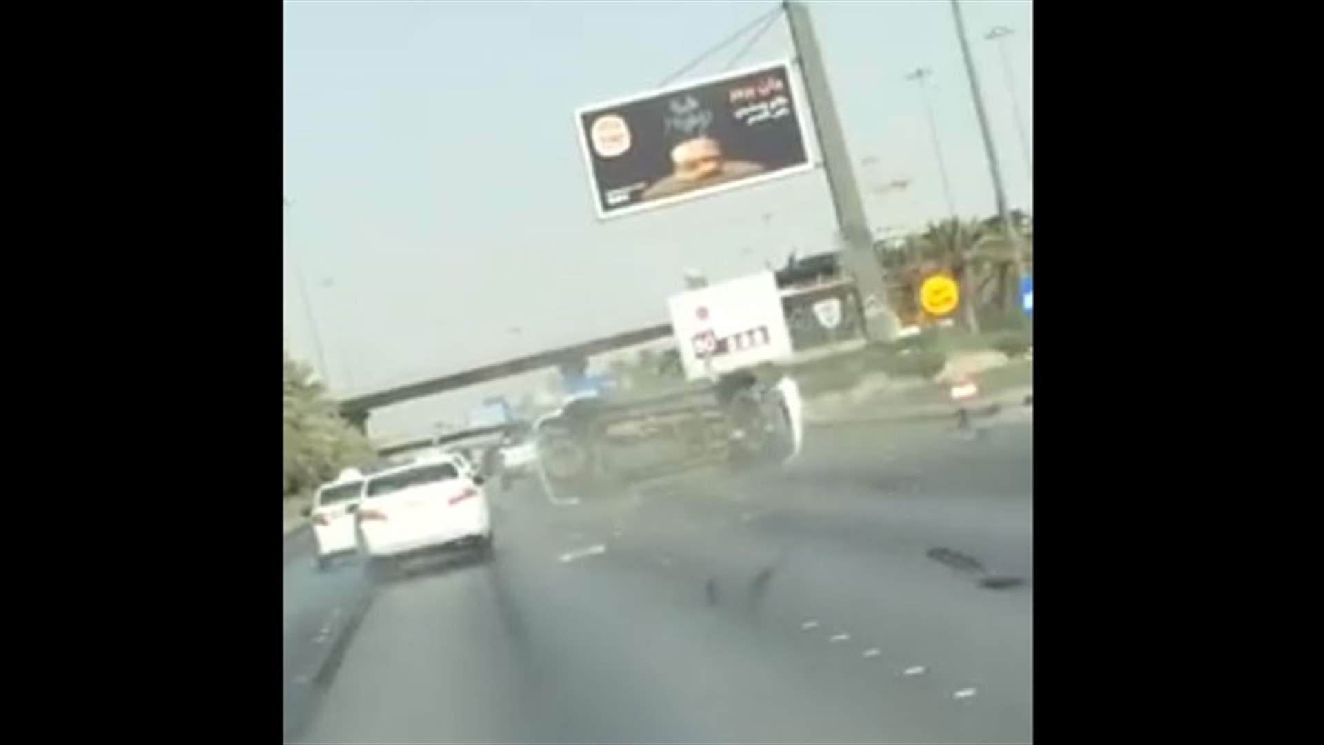 بالفيديو- انقلاب سيارة بشكل مروع في الرياض