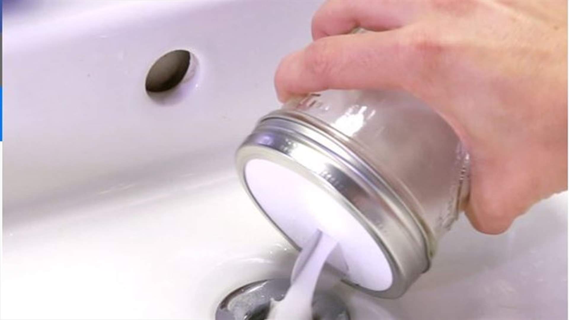 بالفيديو: طريقة مضمونة لتنظيف مجاري مغسلة اليدين!