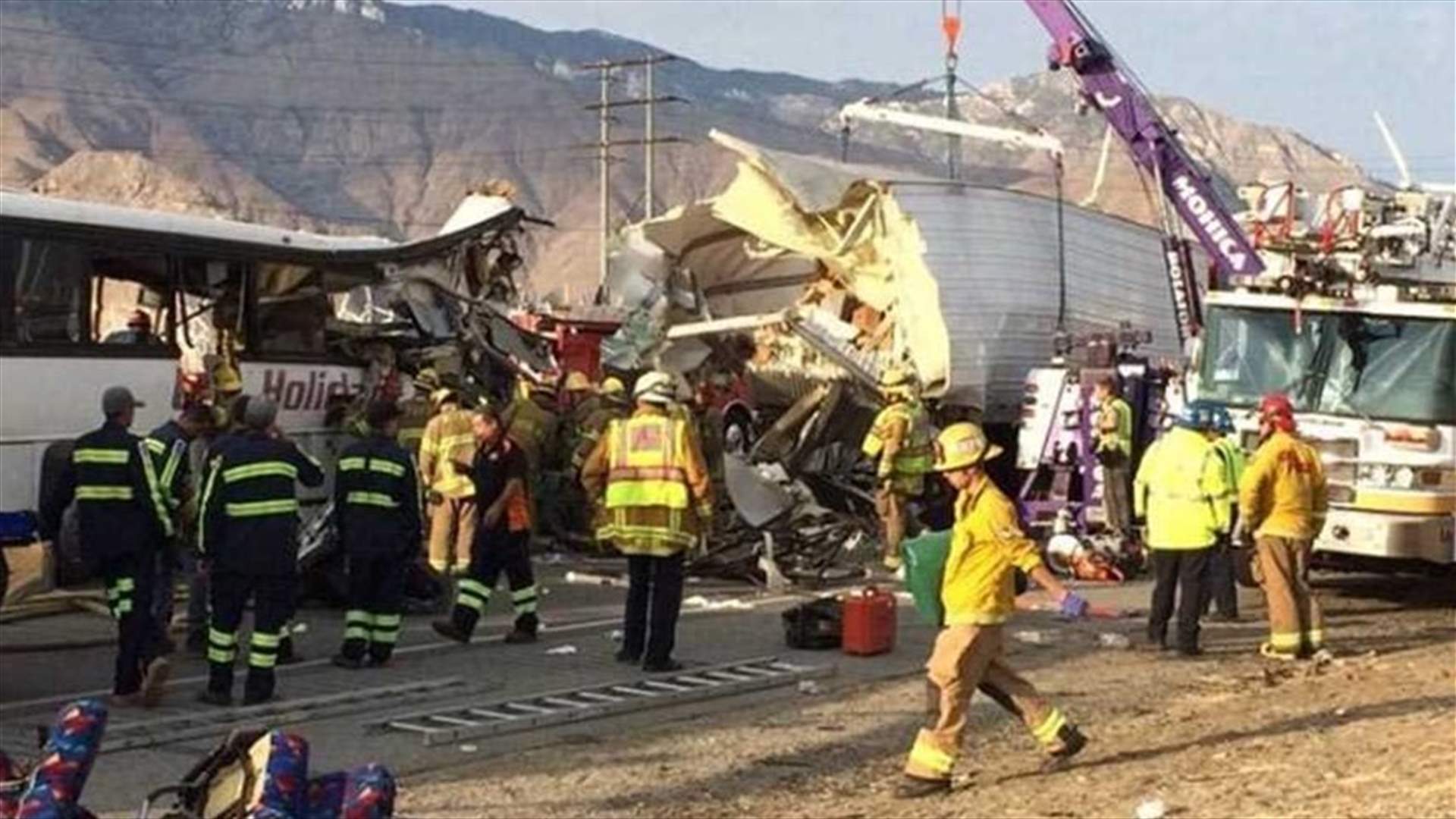  13 قتيلا في تصادم بين حافلة سياح وشاحنة في كاليفورنيا