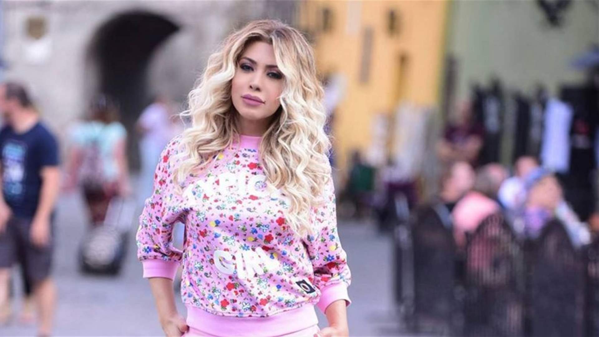 بالصور: 10 الاف متابع لكلبة نوال الزغبي.. شاهدوا أناقة فساتين "السلطانة كيكي"
