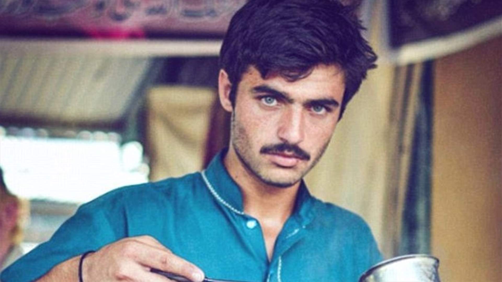 صورة غيّرت حياته... بائع شاي يُصبح نجماً في أيام
