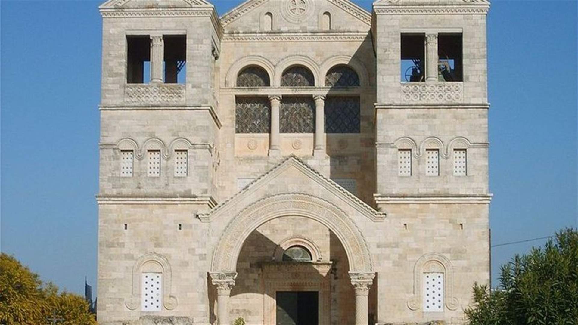 سرقة كنيسة التجلي في اسرائيل.... والقاء القربان المقدس على الارض