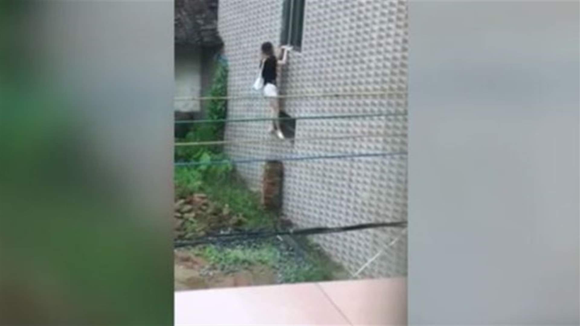 بالفيديو: حاولت دخول منزلها عبر النافذة... والنتيجة كانت مؤلمة!