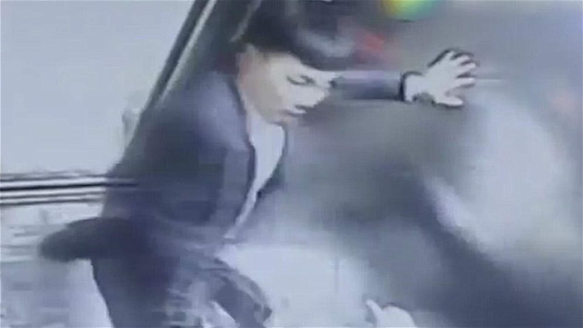 بالفيديو: طلبت منه عدم التدخين في المصعد... فانهال عليها بالضرب
