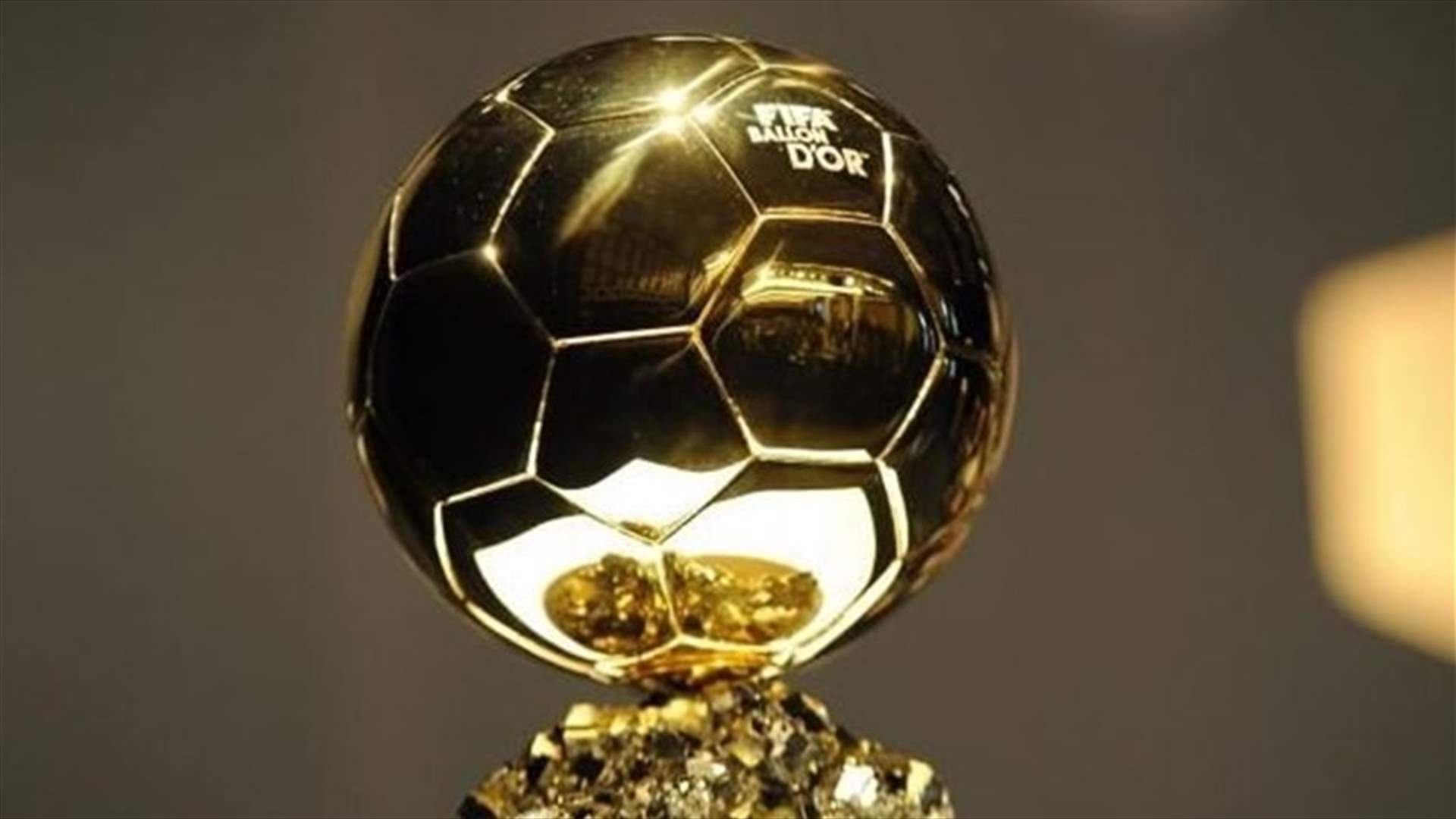 تجدد المنافسة بين رونالدو وميسي على جائزة الكرة الذهبية