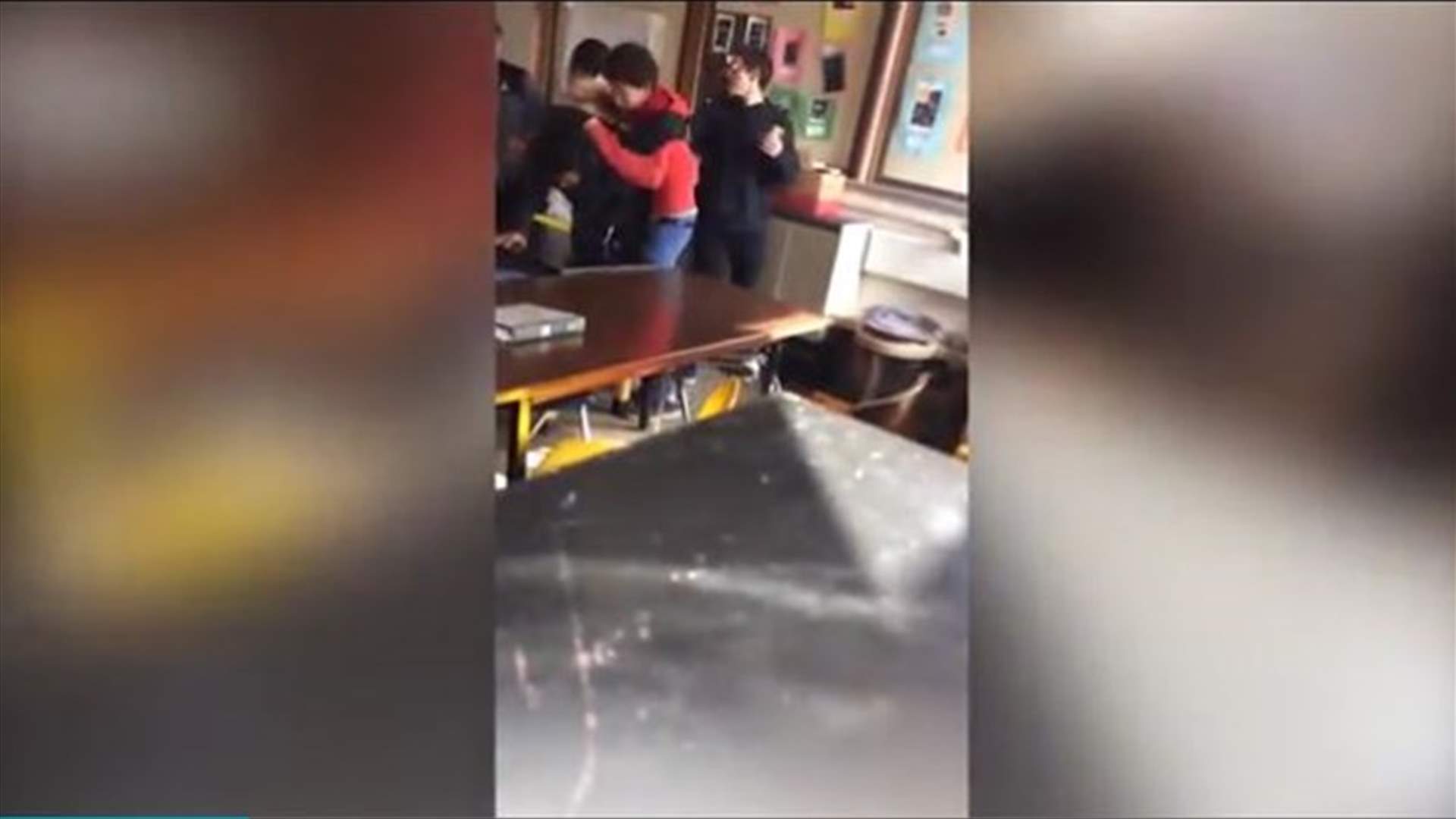 بالفيديو: تلميذ يضرب زميله... و المعلّمة هي السبب!