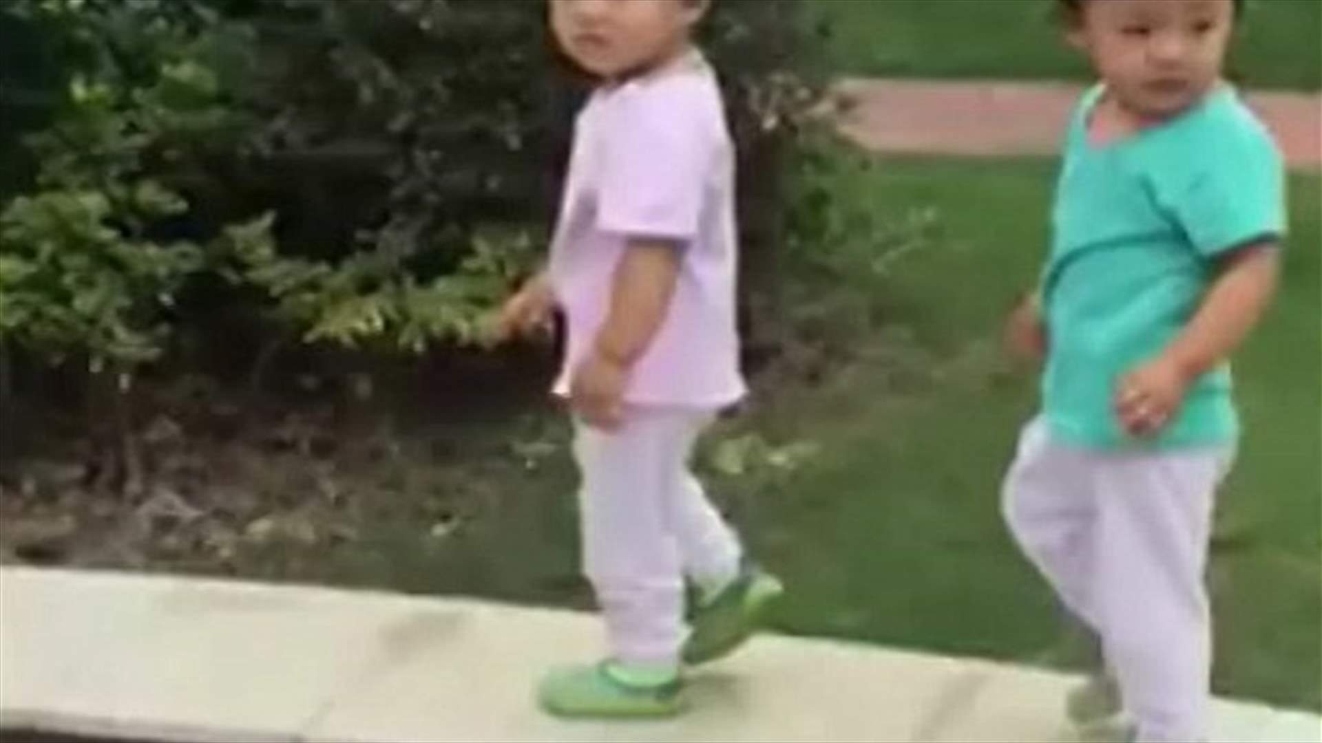 فيديو طريف: توأم يقع أرضاً في الوقت نفسه!