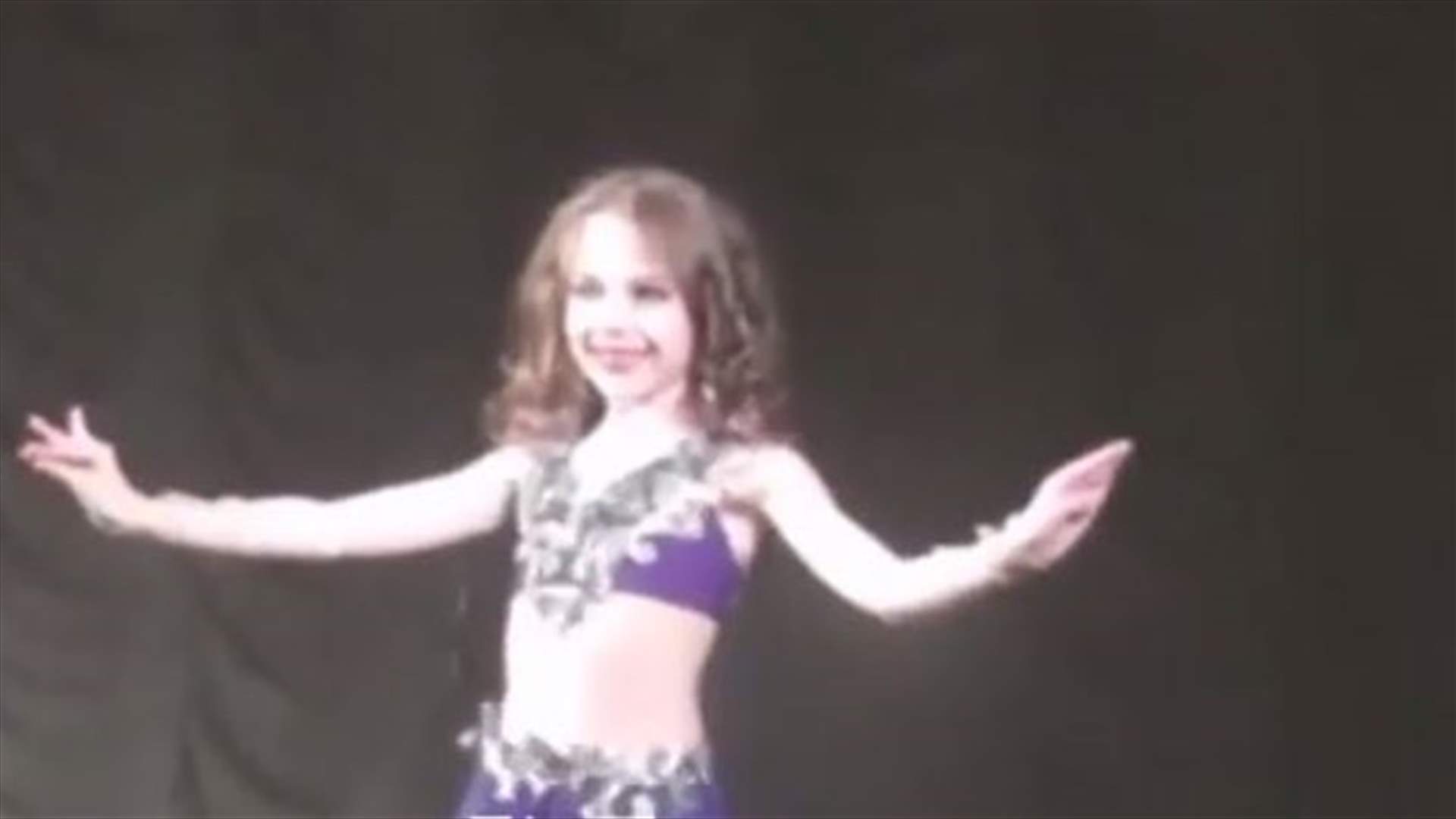 بالفيديو: طفلة تؤدي الرقص الشرقي كالمحترفة!