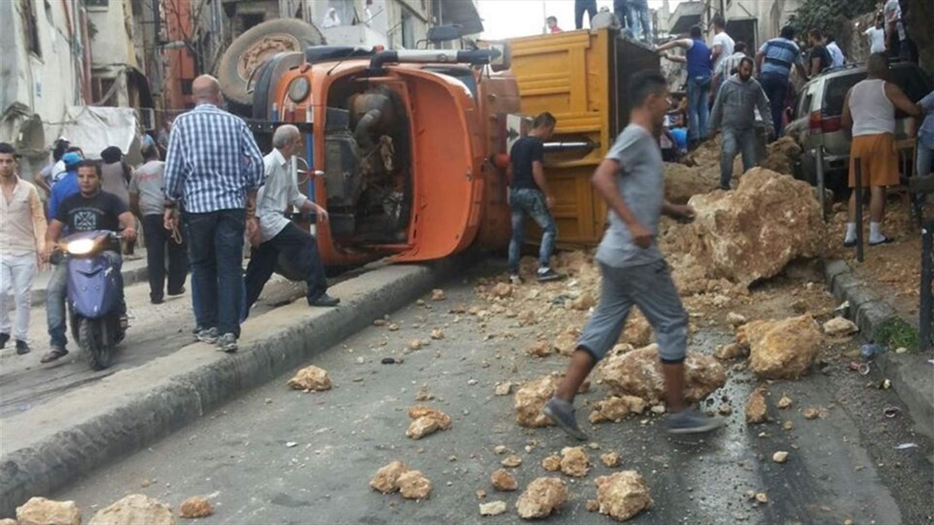 [PHOTOS] Truck loaded with heavy rocks overturns in Tripoli