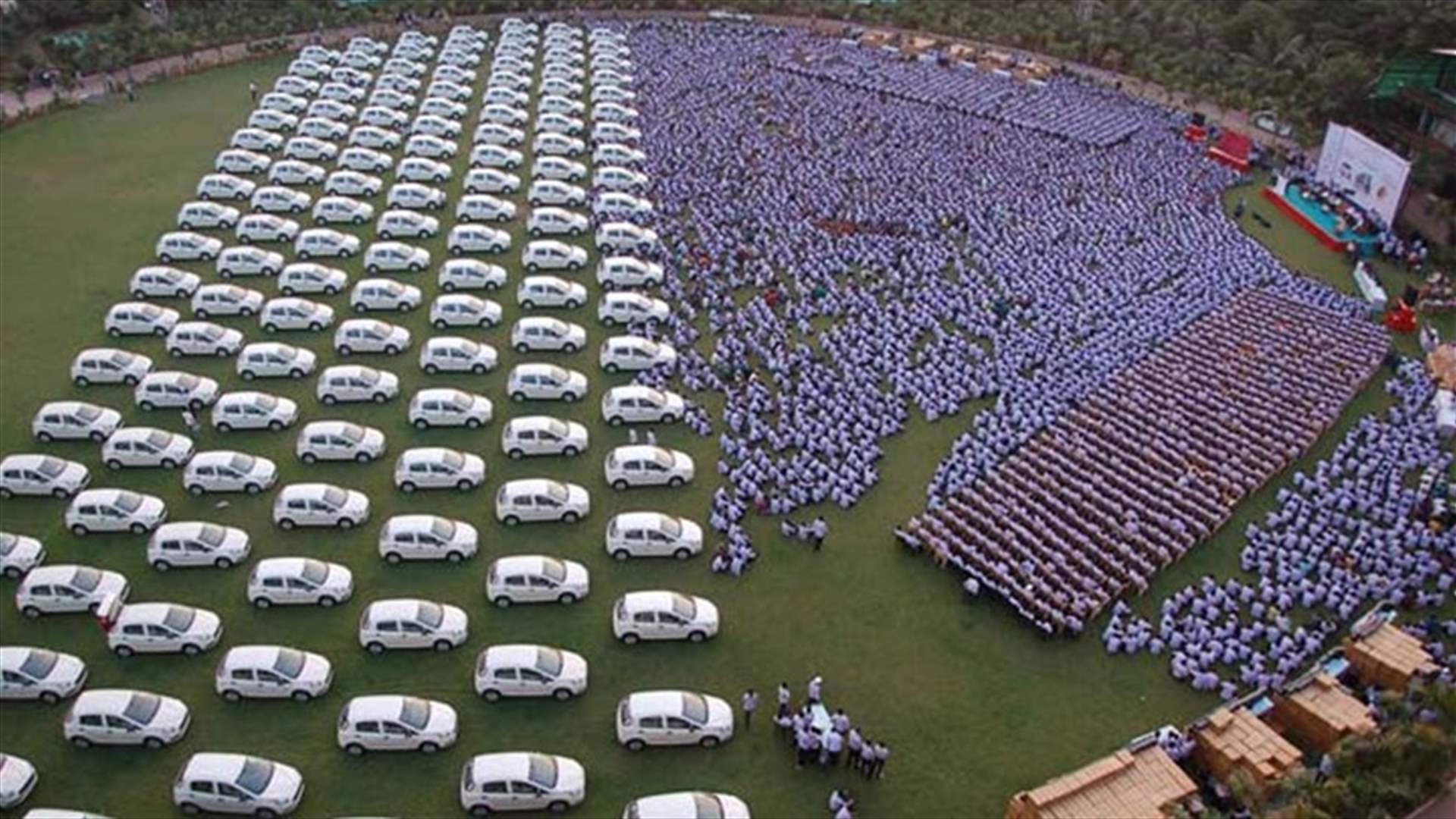 ملياردير هندي يُكافئ موظفيه بـ 7 ملايين دولار!