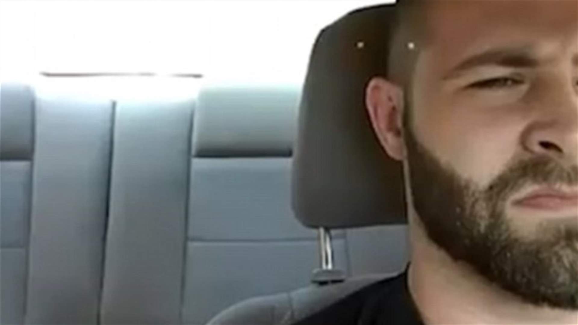 بالفيديو: أغضبه السائق... فأشهر السلاح بوجهه