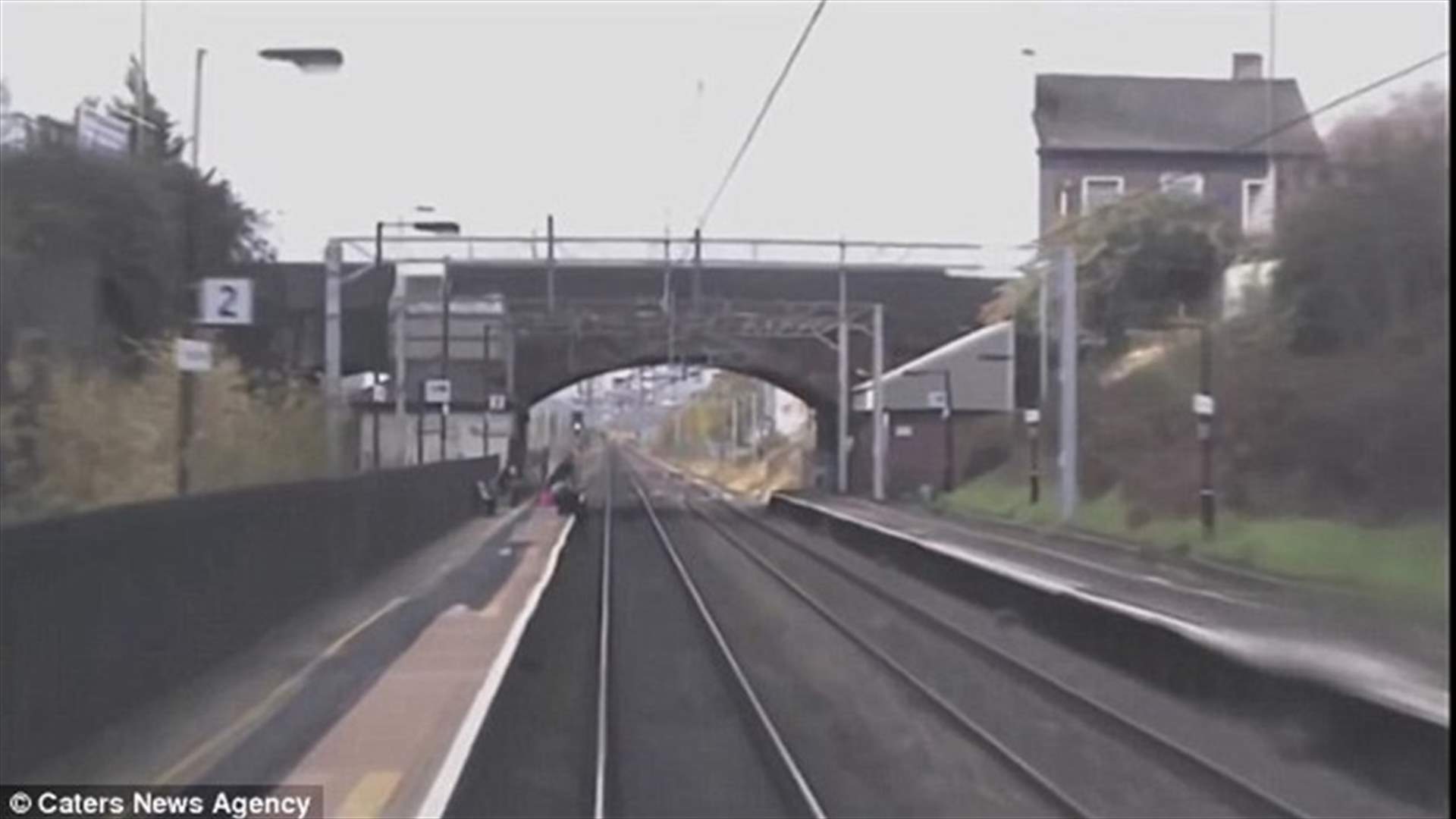 بالفيديو: شابّة أنقذت صديقتها من الموت تحت عجلات القطار