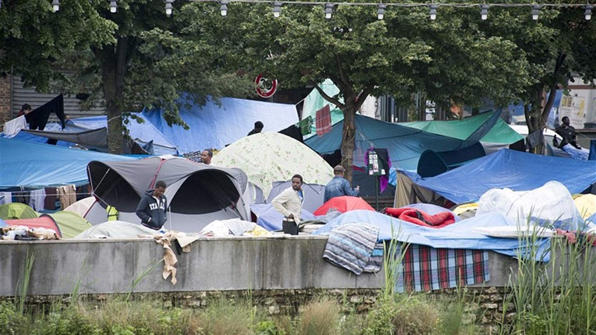 مهاجرون ينصبون المزيد من الخيام في شوارع باريس
